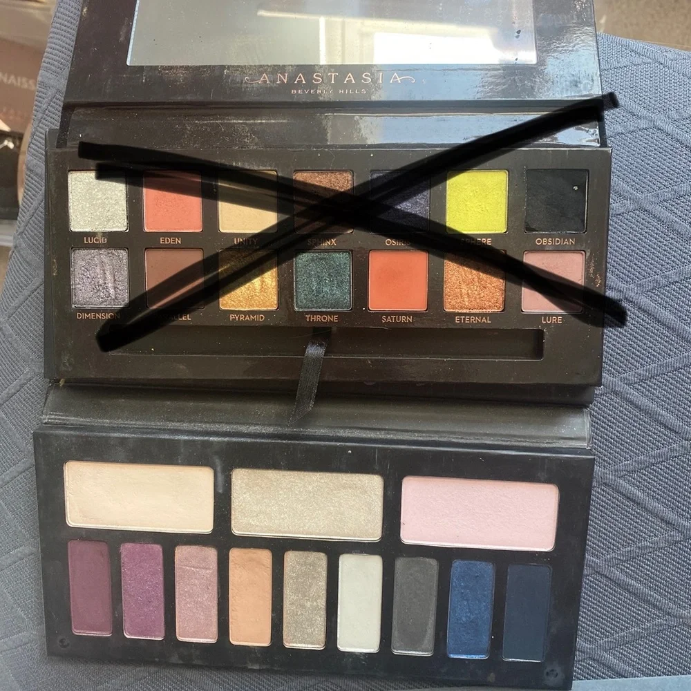 Unlisted makeup - Picture 2 of 4